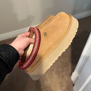 NWT Tazz UGG platform slippers